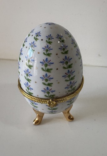 Oeuf porcelaine sur pieds - en,