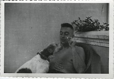 ANTIQUE PHOTO - VINTAGE SNAPSHOT - ANIMAL DOG SUGAR FUNNY FOOD - DOG 