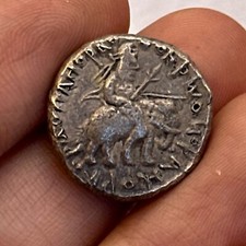 Ancienne pièce de monnaie ancienne Bouddha en argent Empire Kushan en bon état