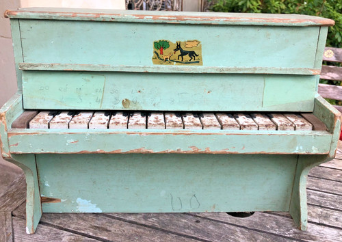 Ancien piano droit - , d'enfant
