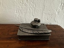 Petite boîte écritoire plume et encrier en étain fin de Michel Laude