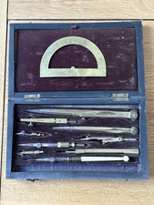 Ancien Coffret à Compas  –