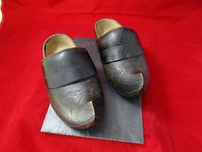 Paire de sabots Breton bois sculté en hêtre, brides de cuir