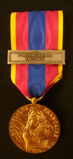 FRENCH NATIONALE DEFENSE MEDAL WITH OBSOLETE CLASP "FORCE AERIENNE TACTIQUE"