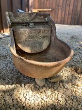 Ancien abreuvoir pour animaux, jardinière murale, suspension en fonte. Reims.