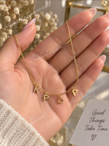Collier avec pendentif lettres