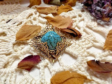 Broche ancien pierre naturelle turquoise laiton plaqué or filigrane