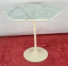 TABLE D'APPOINT. STYLE KNOLL. MARBRE ET ALUMINIUM. FORME EXAGONALE. VERS 1960.