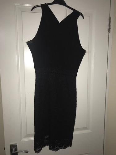 Robe noire découpée