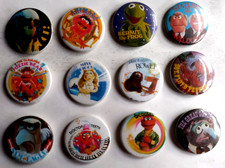 RARE. 12 BADGES ANCIENS DU