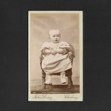 Bébé, enfant assis fauteuil