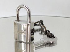 Ensemble cadenas et clé et