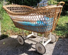 Berceau ancien sur roulettes