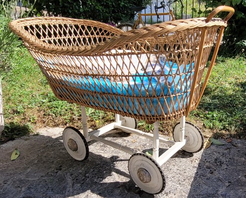 Berceau ancien sur - , roulettes