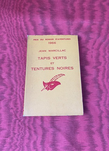 Tapis verts tentures noires - tapis, et