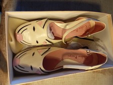 paire de chaussures femme