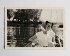 Femme élégante chic foulard voilier barque rivière - Photo vintage snapshot