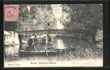 Old postcard Brunoy, Passerelle d'Epinay, men in a small boat under the pont 