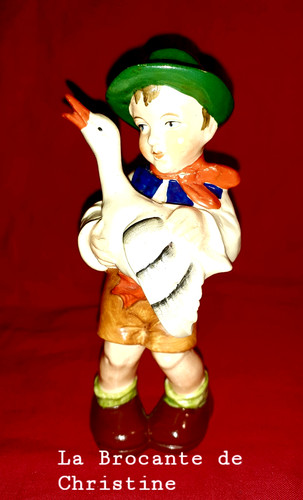 Faïence enfant portant une - faïence,