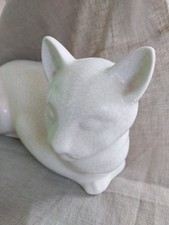 Chat couché en céramique