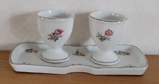 Lot de deux coquetiers avec plateau en porcelaine / faïence céramique / egg cup