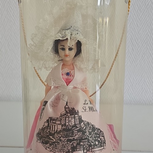Poupée souvenir mont st - le,