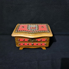 Boite en bois contenant des