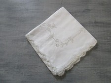 Nappe a thé ancienne brodée