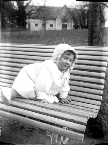Enfant bébé nourrisson sur