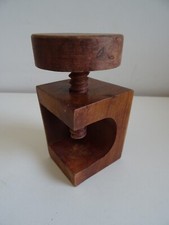 Casse-noix à vis en teck