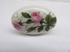 ancienne poignée de porte en porcelaine  " décor de roses "  ( ref. b)