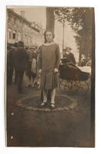 Jeune fille pose plein pied