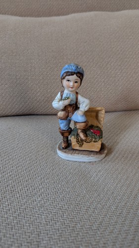 Figurine femme pirate coffre