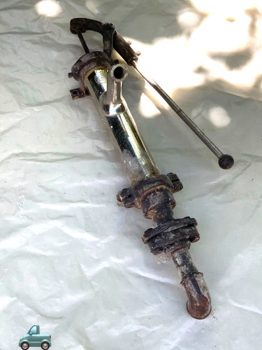Ancienne petite pompe - -,