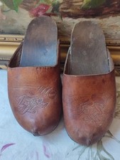 ANCIENNE PAIRE DE SABOTS ENFANT CUIR ET BOIS MOTIF CHIEN PLUTÔT DISNEY