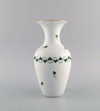 Vase Herend en porcelaine peinte à la main. Mid-20th century