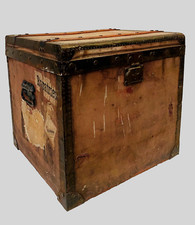 malle de voyages en bois et tissus renfort en fer en pourtour  . XX siècle .