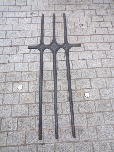 ANCIEN-BRUTALISTE-GRILLE-DéCO