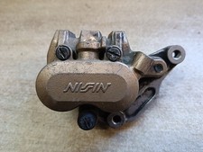 Un étrier de frein avant