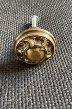 Bouton Laiton patiné Louis XV