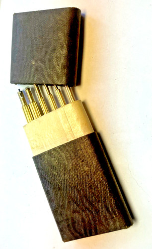 Boite lot outils aux - , huilier