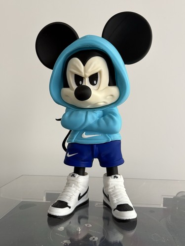 Mickey mouse figurine - figurine, style