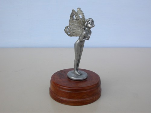 Femme papillon mascotte - -,