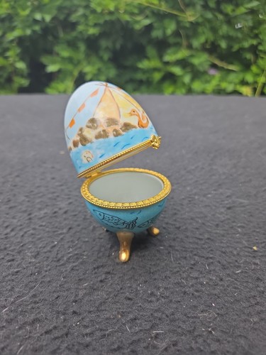 Oeuf en porcelaine pilulier