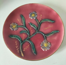 Grande assiette ancienne en barbotine fleurie décor relief peint à la main