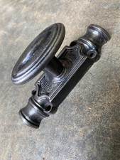 Ancienne crémone de fenetre en fonte.