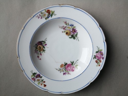 Une assiette porcelaine a - une, en