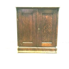 buffet bas en chêne massif deux portes dessus bois . XIX siècle .