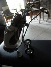 Voiturette de golf miniature avec bâtonnets à cocktail