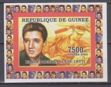 Timbres sur Elvis Presley  - Feuillet de timbres de Guinée - TBE